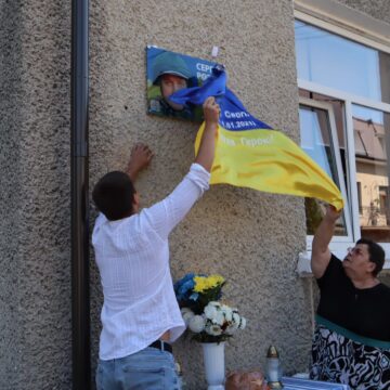 На фасаді Коломийського ліцею № 8 відкрили меморіальну дошку Сергію Розову