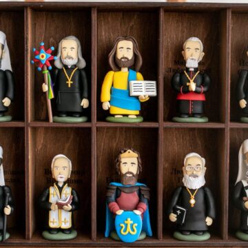 Прикарпатець Богдан Савлюк спеціально для благодійного аукціону виготовив мініатюри відомих українців