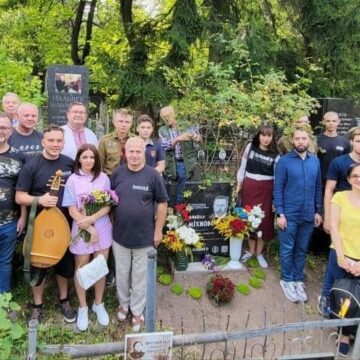 За сприяння калуського скульптора Ігоря Семака на Байковому кладовищі у Києві встановлено меморіальну дошку на могилі Миколи Міхновського