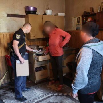 Яремчанські правоохоронці затримали жінку, яка у Ворохті ножем поранила знайомого з Делятина