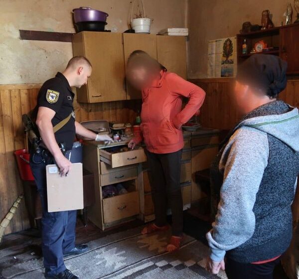 Яремчанські правоохоронці затримали жінку, яка у Ворохті ножем поранила знайомого з Делятина