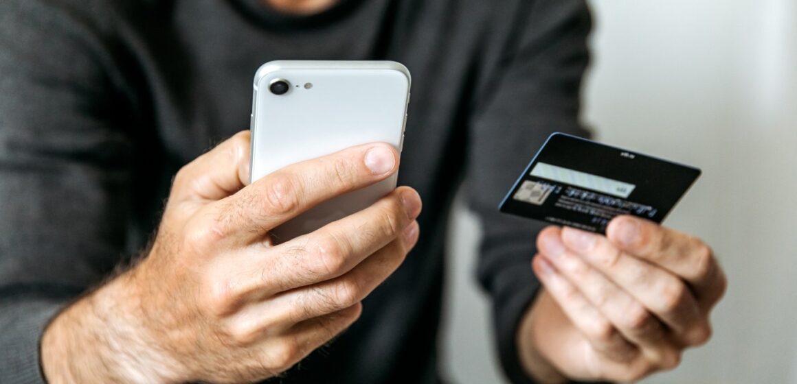Хотів придбати iPhone в інтернет-магазині: франківець втратив 68 тисяч гривень