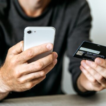 Хотів придбати iPhone в інтернет-магазині: франківець втратив 68 тисяч гривень