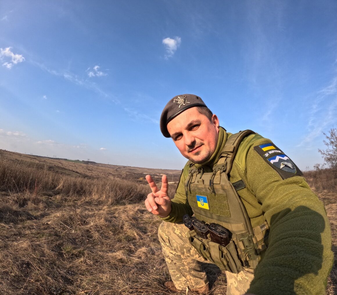 Пензлі змінив на автомат