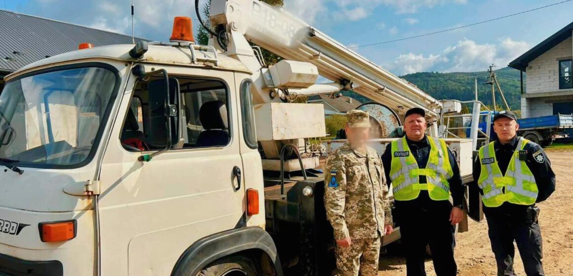 Конфіскат для ЗСУ: поліцейські Прикарпаття передали на потреби війська два спецавтомобілі