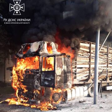 Прикарпатські вогнеборці ліквідували пожежу вантажівки, завантаженої деревиною (ФОТО)