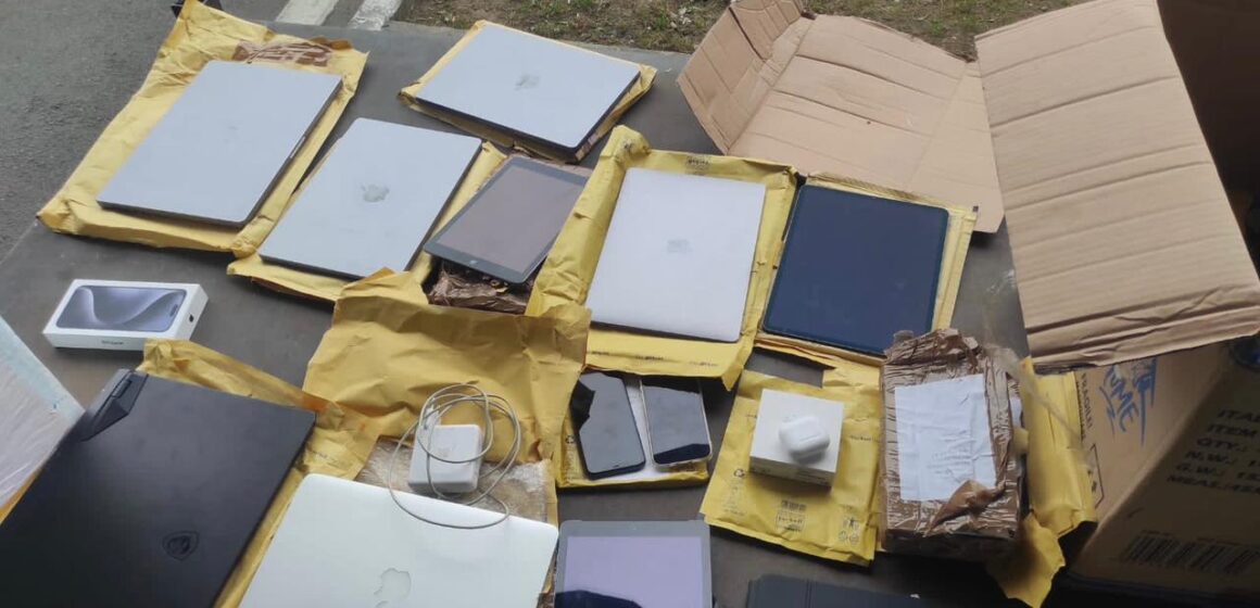 Прикарпатець намагався крадькома ввести в Україну незадекларовану техніку Apple (ФОТО)