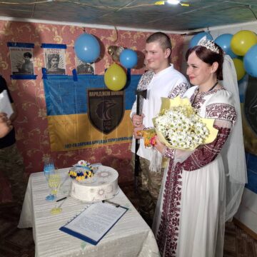 “Гірко” на фронті: бойова медикиня із Запоріжжя вийшла заміж за бійця з Верховинщини