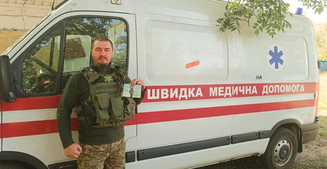 Бойового медика 102 бригади ТрО Олександра Фоменка нагородили «Срібним хрестом» від Залужного