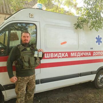 Бойового медика 102 бригади ТрО Олександра Фоменка нагородили «Срібним хрестом» від Залужного