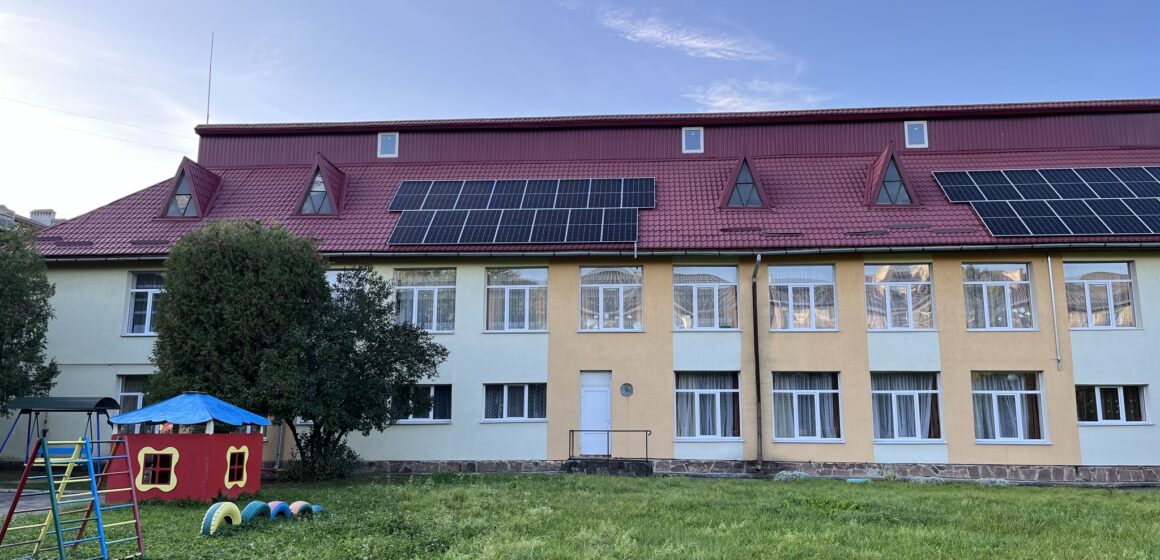 В Долинській громаді запрацювала перша комунальна сонячна станція потужністю 16,2 кВт