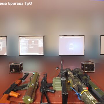 Прикарпатські терооборонівці вдосконалюють рівень стрілецьких навиків на сучасному лазерному тренажері (ФОТО)