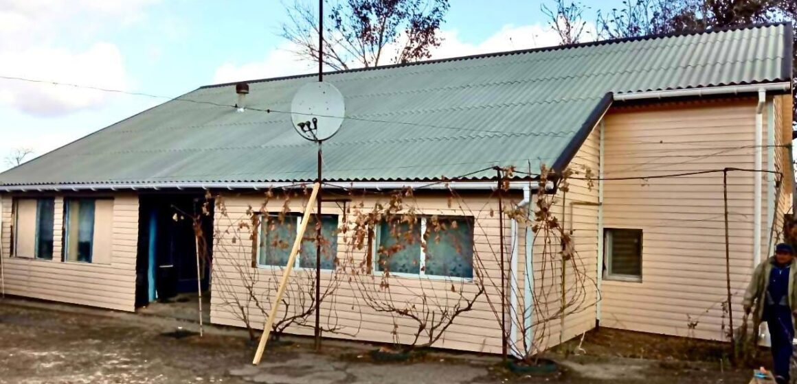 Будівельні бригади з Прикарпаття продовжують відновлювати зруйноване окупантами село на Херсонщині