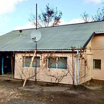 Будівельні бригади з Прикарпаття продовжують відновлювати зруйноване окупантами село на Херсонщині