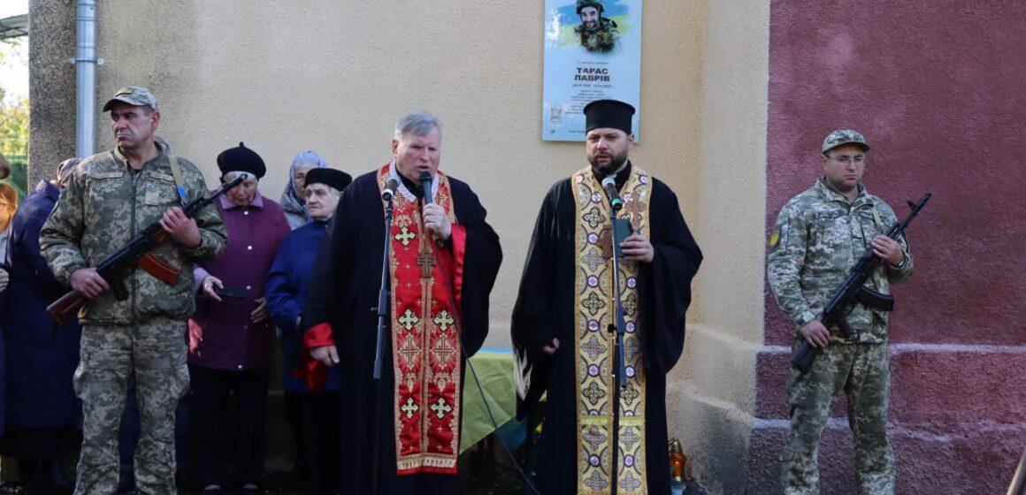 У Долині відкрили меморіальну дошку азовцю, захиснику Маріуполя Тарасу Лавріву (ФОТО)