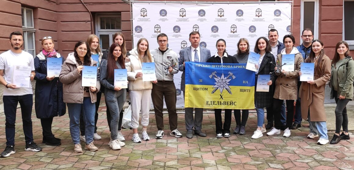 Студенти франківського медуніверситету передали «Едельвейсам» два дрони-камікадзе (ФОТО)