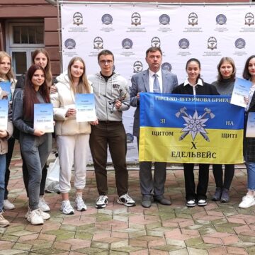Студенти франківського медуніверситету передали «Едельвейсам» два дрони-камікадзе (ФОТО)