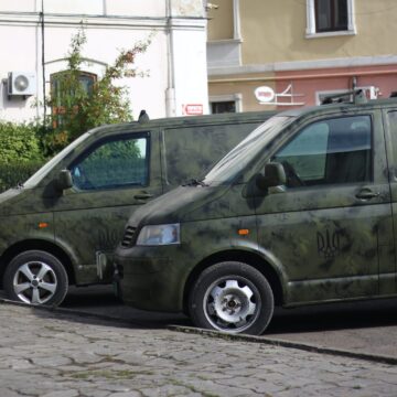 У Коломиї придбали два автомобілі для батальйону тероборони У Коломиї придбали два автомобілі для батальйону тероборони
