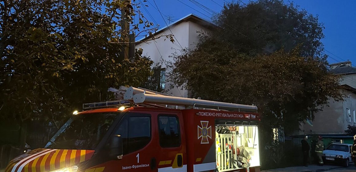 Під час пожежі житлового будинку в Івано-Франківську вогнеборці евакуювали трьох людей