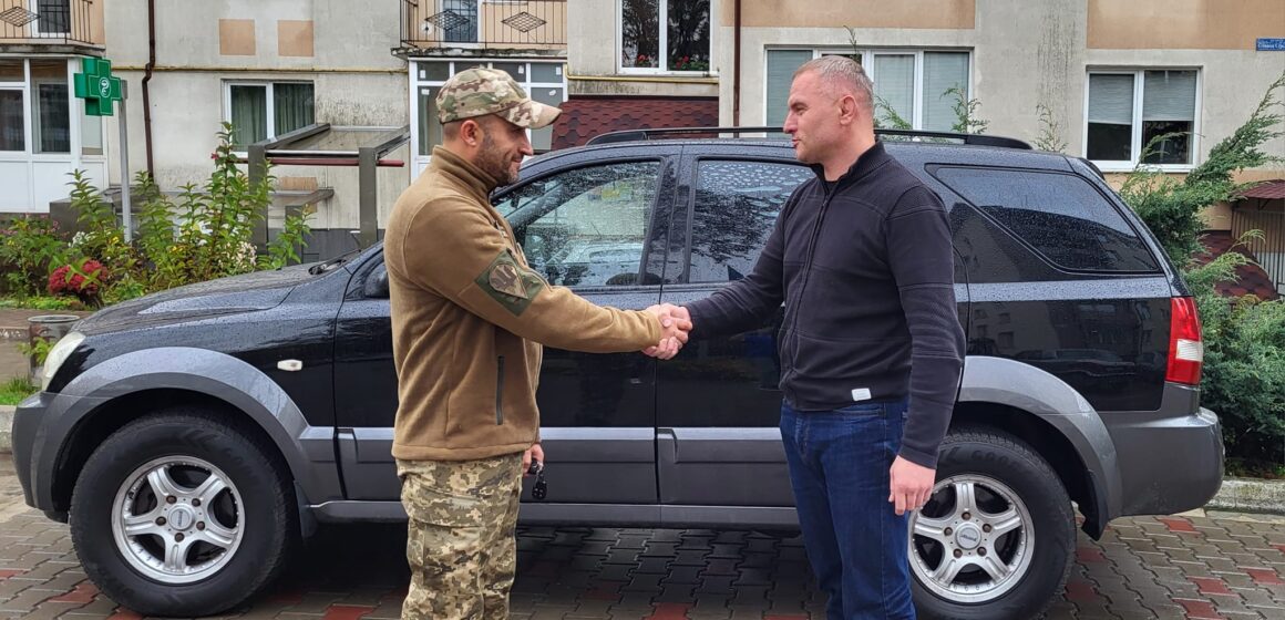 Бурштинська громада підтримує захисників: передали автомобіль підвищеної прохідності