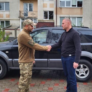 Бурштинська громада підтримує захисників: передали автомобіль підвищеної прохідності