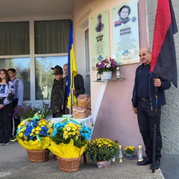 На фасаді Бурштинської гімназії відкрили меморіальні дошки двом захисникам