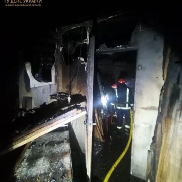 На Надвірнянщині горіла покрівля господарської будівлі