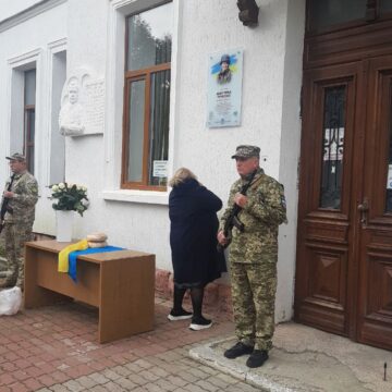 У Долині встановили та освятили пам’ятну дошку Мар’яні Тряско, позивний “Квітка”