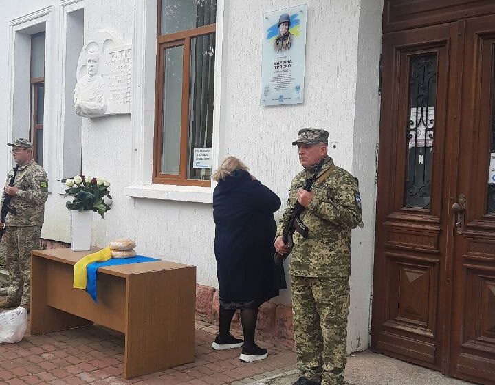У Долині встановили та освятили пам’ятну дошку Мар’яні Тряско, позивний “Квітка”