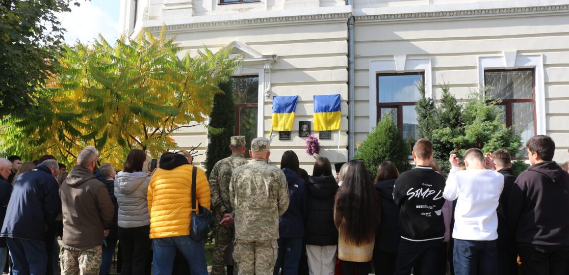 У Коломиї на фасаді ліцею встановили ще дві анотаційні дошки загиблим землякам