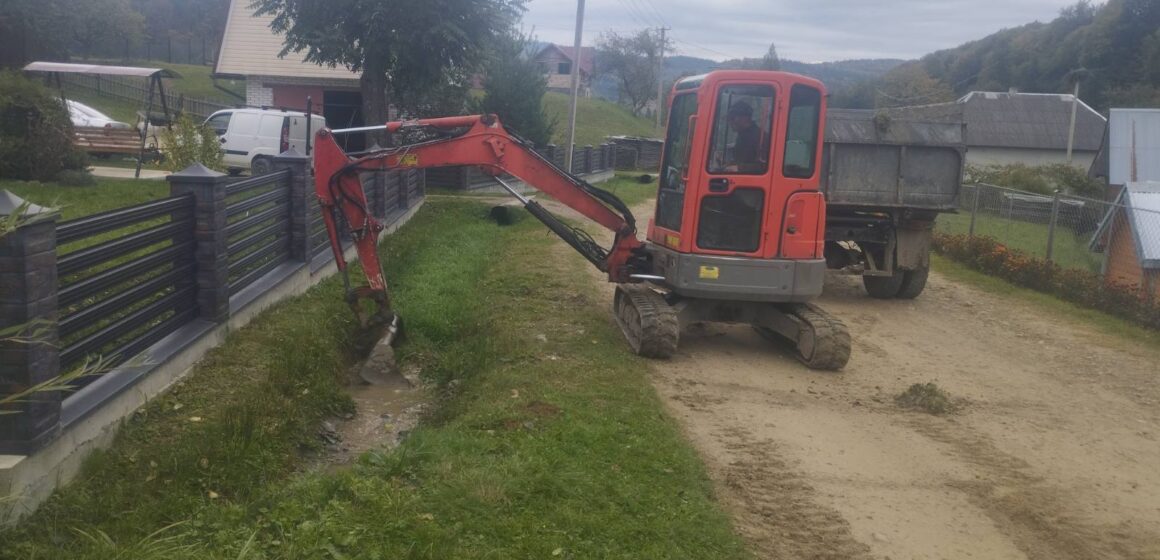Болехівські комунальники впорядковують придорожні канави у селах громади