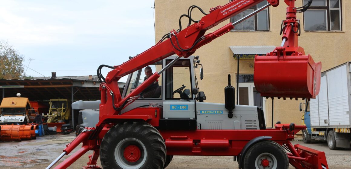 Для коломийських комунальників придбали навантажувач “Карпатець”, виготовлений у Коломиї