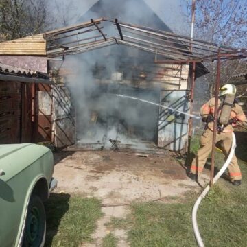 Вогнеборці ліквідували пожежу гаражу у місті Коломия та врятували від вогню поруч розташовані будівлі