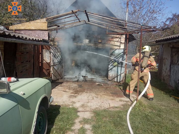 Вогнеборці ліквідували пожежу гаражу у місті Коломия та врятували від вогню поруч розташовані будівлі Вогнеборці ліквідували пожежу гаражу у місті Коломия та врятували від вогню поруч розташовані будівлі