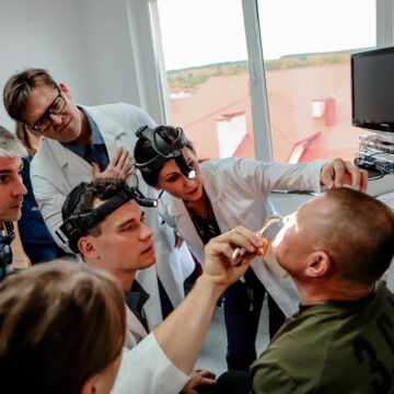 Американські та канадські пластичні хірурги провели 30 операцій людям, які отримали травми війни