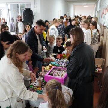 У Лисецькому ліцеї провели ярмарок на підтримку ЗСУ