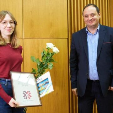 Міський голова Івано-Франківська вручив подяку випускниці ліцею №5
