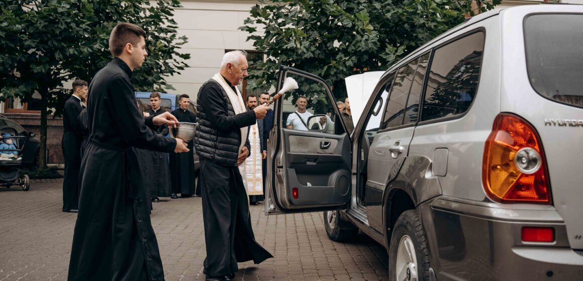 Митрополит Володимир освятив черговий автомобіль для потреб ЗСУ