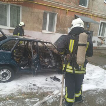 Вогнеборці ліквідували пожежу автомобіля в місті Надвірна