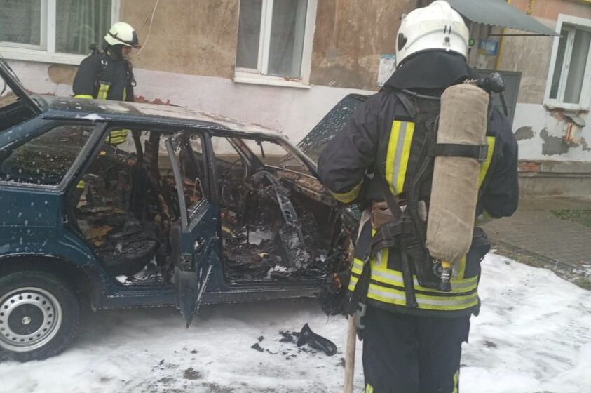 Вогнеборці ліквідували пожежу автомобіля в місті Надвірна
