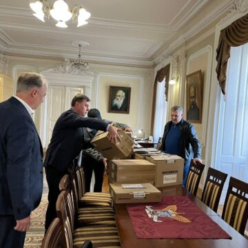 Благодійний фонд «Чисті серцем» передав медичному університету сучасні ноутбуки
