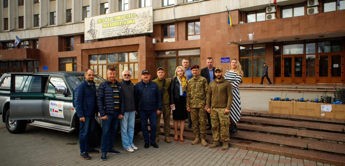 Дрони й акумулятори до них та позашляховик передали коломийським “Едельвейсам”