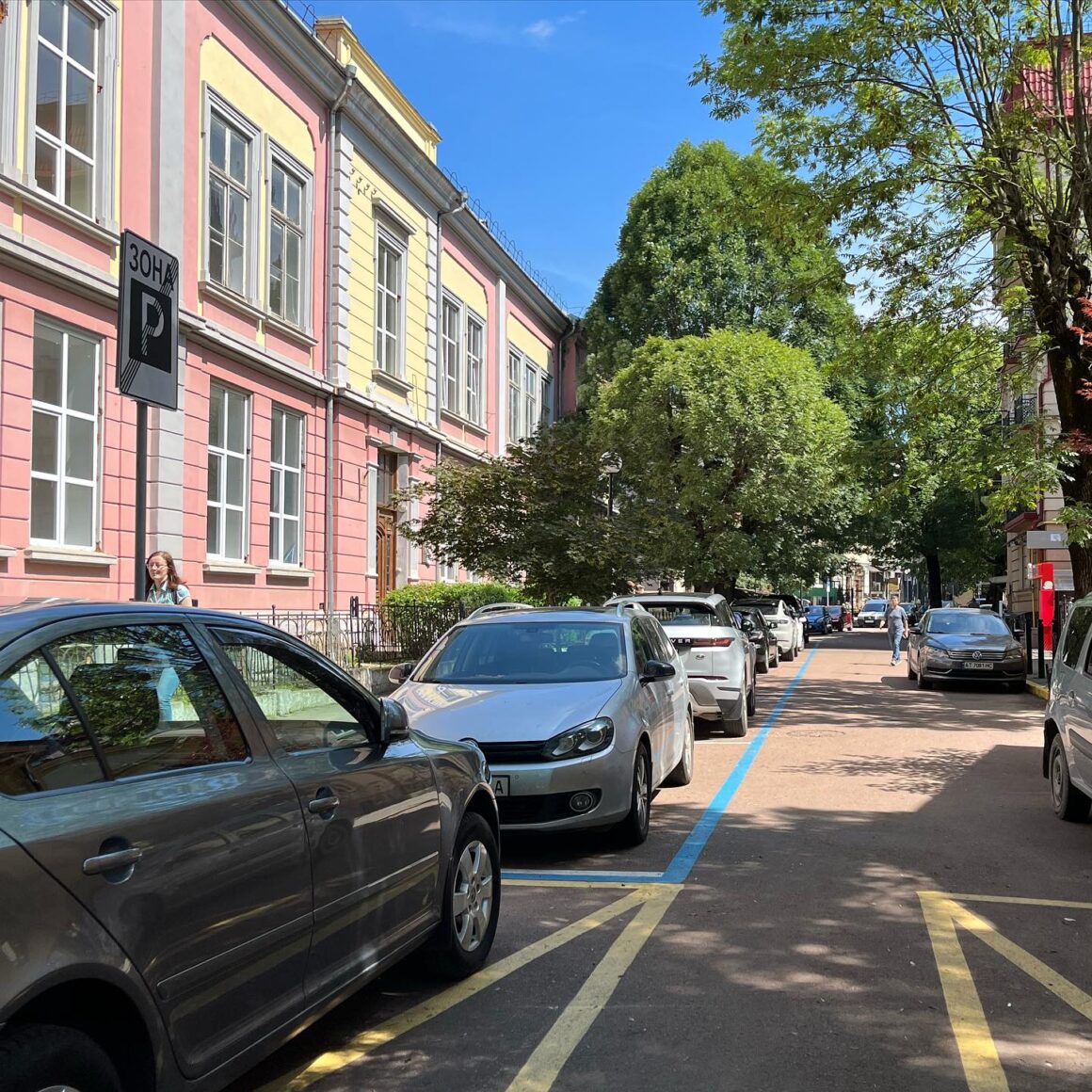 Без «жилетників» і готівки «на руки»: як працюють автоматизовані платні паркувальні майданчики в Івано-Франківську