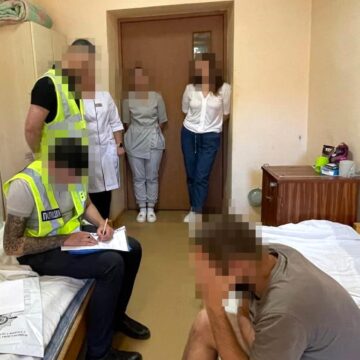 Кіберполіцейські Прикарпаття викрили шахрая, який у мережі збирав гроші на лікування померлої дитини