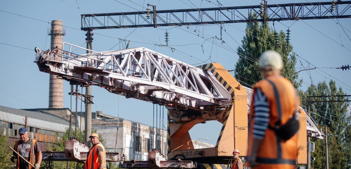 Частина потягів на Прикарпатті змінять маршрути у листопаді