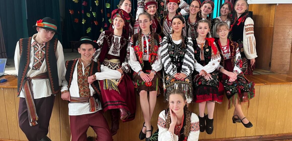 Юні рогатинці покажуть народні звичаї свого краю у Польщі