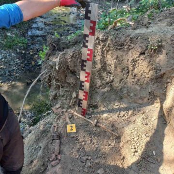 На Прикарпатті поруч із обійстям люди натрапили на поховання часів Другої світової війни