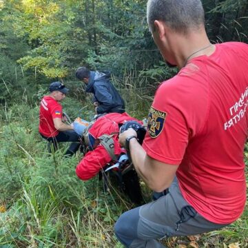 Рятувальники надали допомогу травмованій жінці в горах Богородчанщини