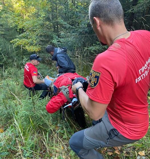 Рятувальники надали допомогу травмованій жінці в горах Богородчанщини