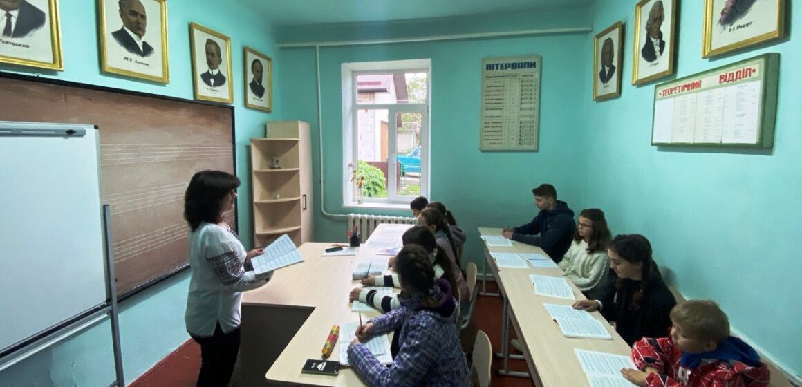 Тлумацька дитяча музична школа отримала нові меблі